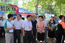 学校领导前来视察国交学院迎新工作，图为国交学院院长孔令让为到场领导讲解学院迎新工作情况