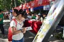 国交学院新生在入学感言展板上认真的写下自己的入学感受