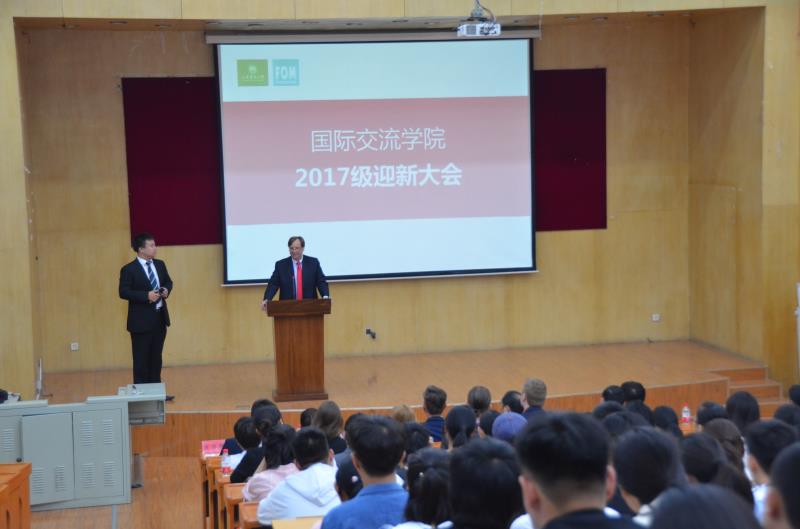 FOM大学代表Herr.Dr.Oberheitmann 教授