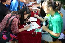 国交学院新生在认真核对自己的信息填写