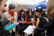 与参加招聘会学生交流 与参加招聘会学生交流